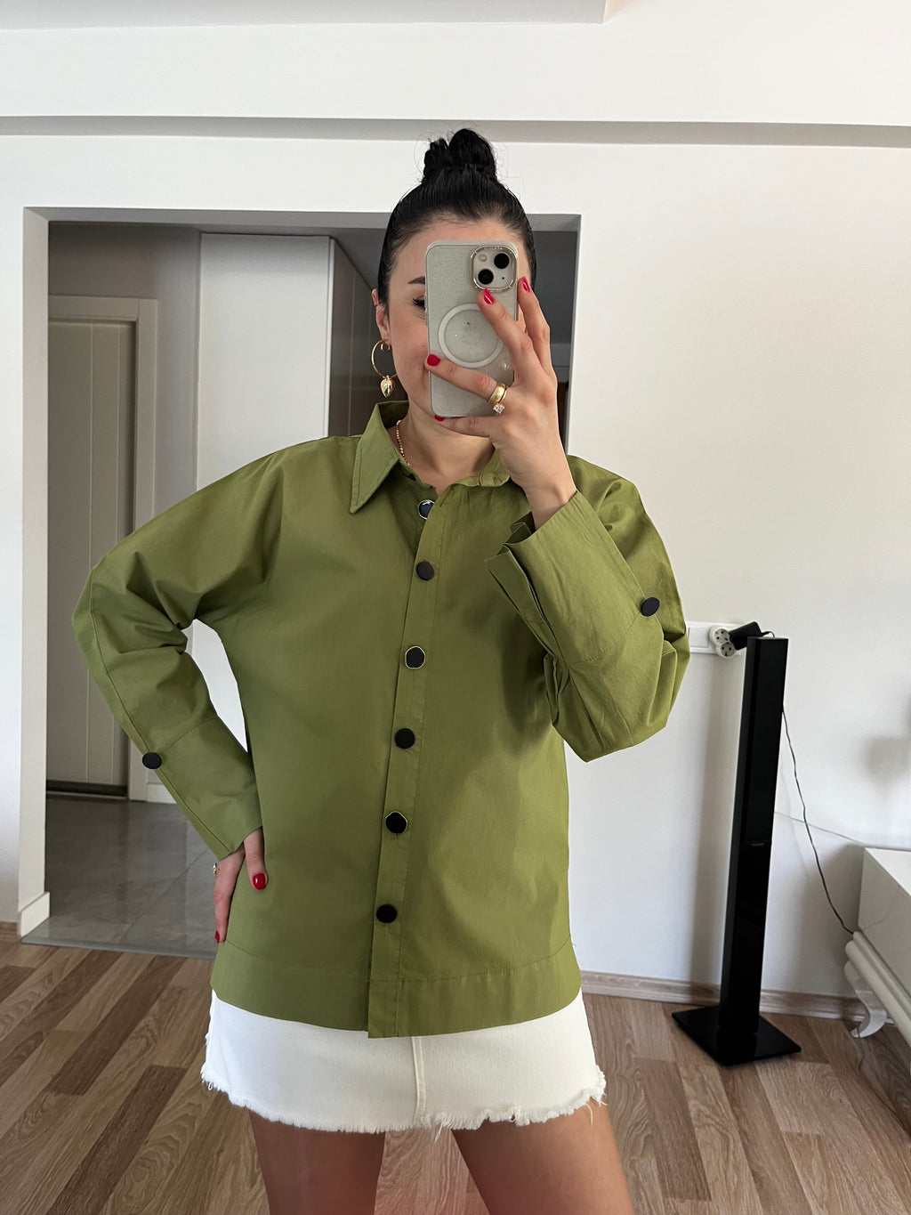Marka Model Yeşil Düğme Detay Gömlek