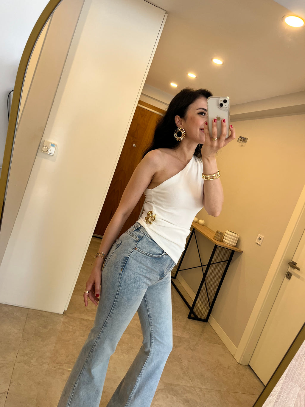Çiçek Aksesuarlı Tek Omuz Bluz