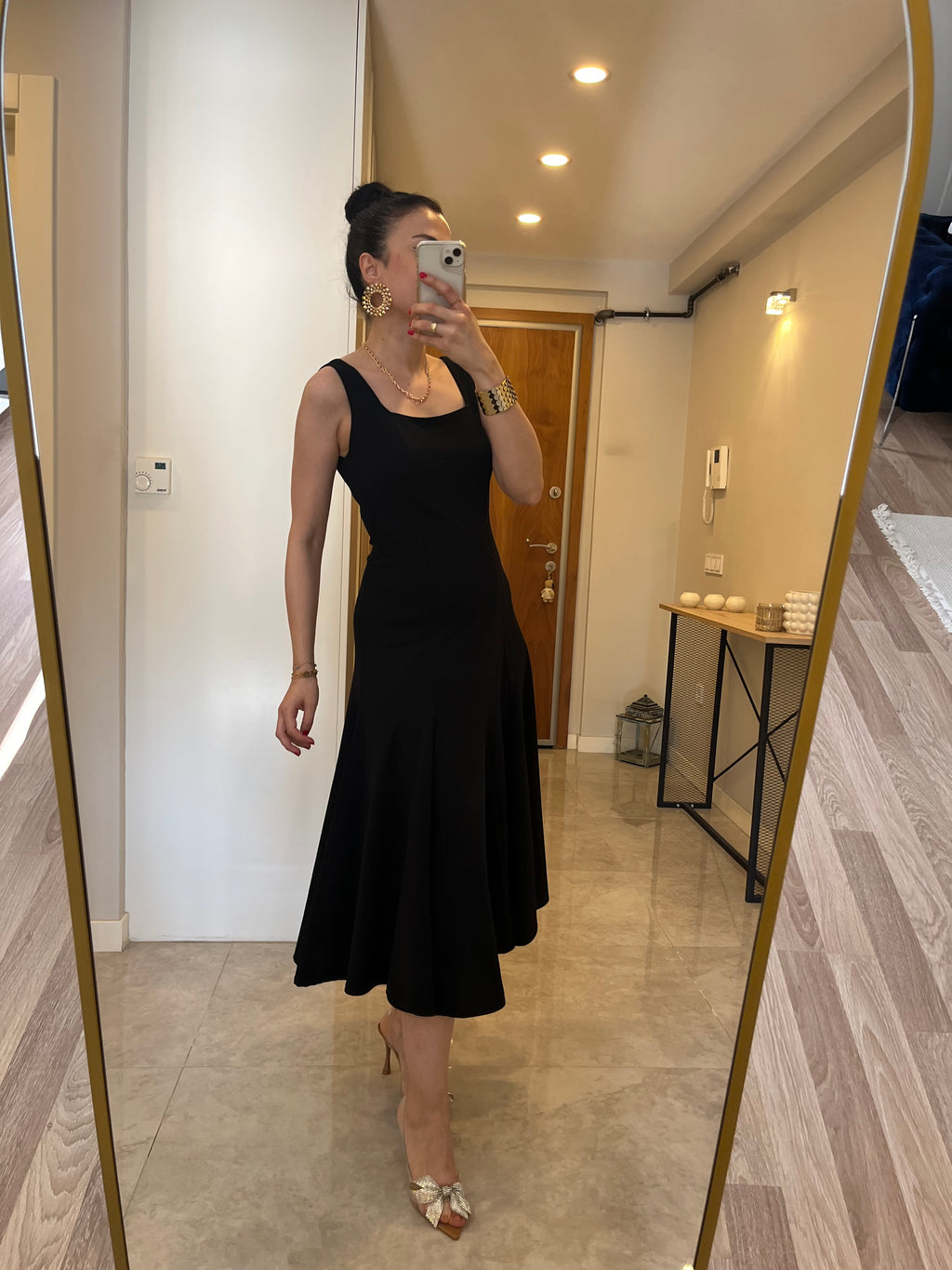Kare Yaka Godeli Siyah Çan Elbise