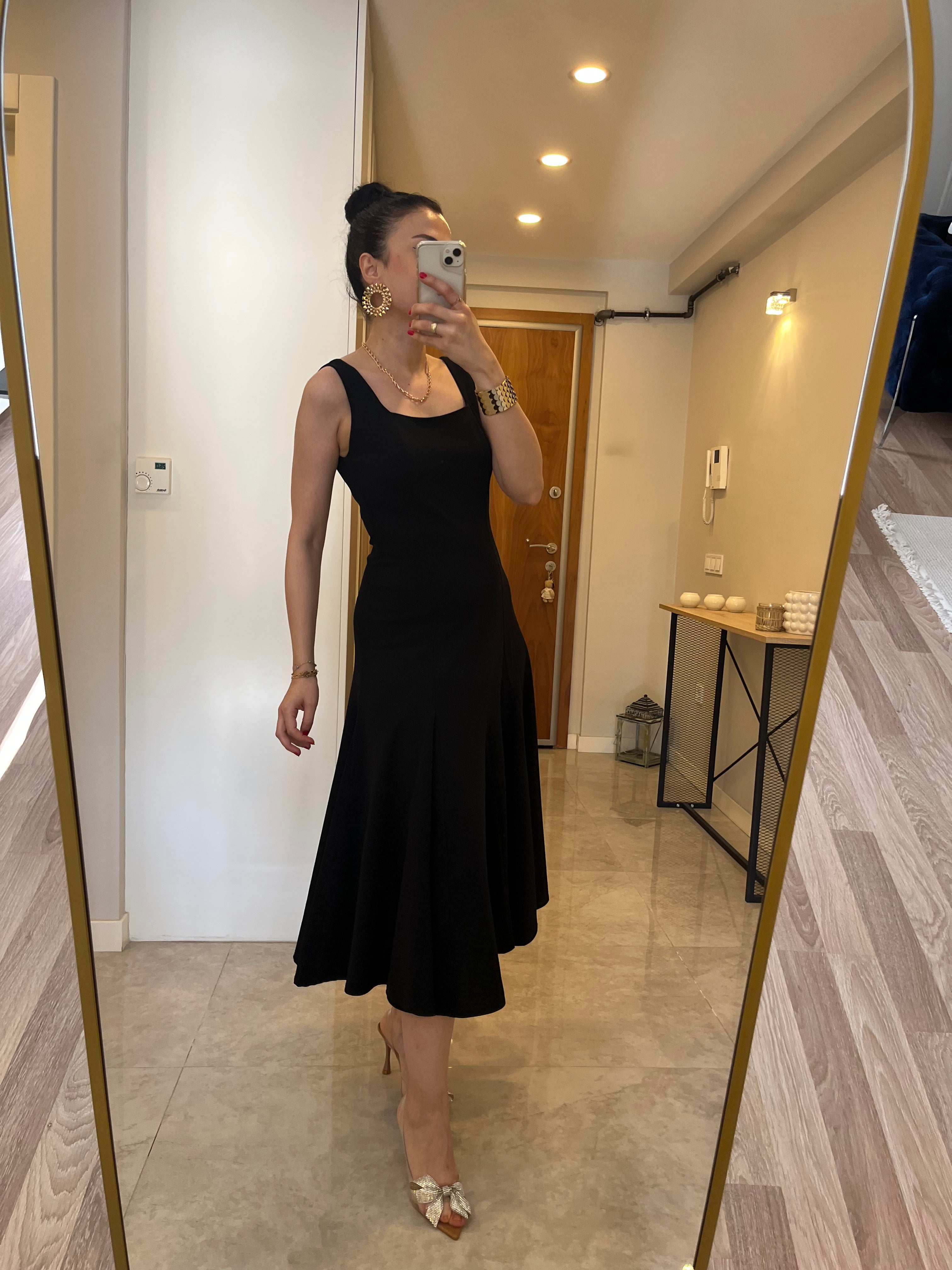 Kare Yaka Godeli Siyah Çan Elbise